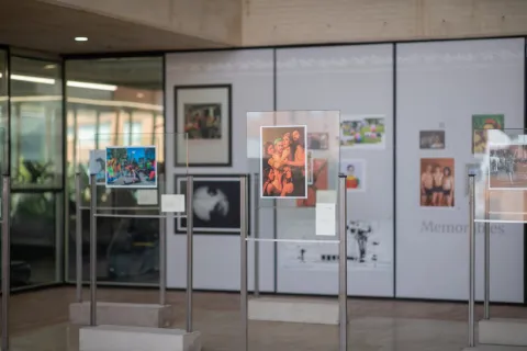Una exposición artística en el Centro Felicidad de Chapinero reúne fotografías y memorias visuales que invitan a reflexionar sobre la cultura, la identidad y las historias de la ciudad.
