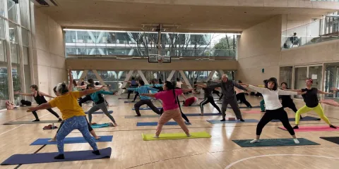 Personas participan en una clase grupal de bienestar y actividad física en el Centro Felicidad de Chapinero, un espacio que promueve la salud, la recreación y la integración comunitaria en Bogotá.