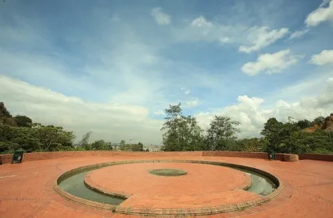 The circular plaza of Mirador de los Nevados Park offers a peaceful space surrounded by nature, perfect for admiring the landscape and enjoying sweeping views of Bogotá and its mountains.