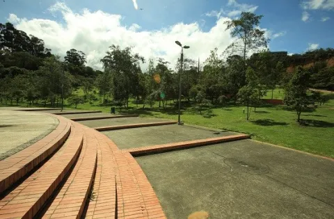 The trails and green areas of Mirador de los Nevados Park invite you to walk and enjoy a peaceful natural environment, surrounded by trees, gardens, and open spaces for rest and contemplation.