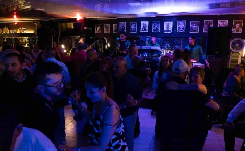 Así baila Colombia en Bogotá: vive la pasión de una clásica rumba 