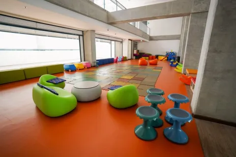 Espacio infantil del Centro Felicidad Cometas equipado con mobiliario colorido, juegos didácticos y zonas de aprendizaje, diseñado para promover la creatividad, la interacción y el desarrollo de niños y niñas en un ambiente seguro y moderno.