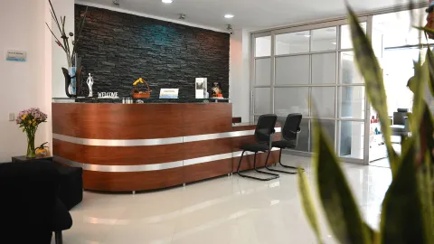 Recepción moderna y acogedora del Hotel & Spa Laverdieri, con acabados en madera, detalles decorativos y un ambiente luminoso y elegante.