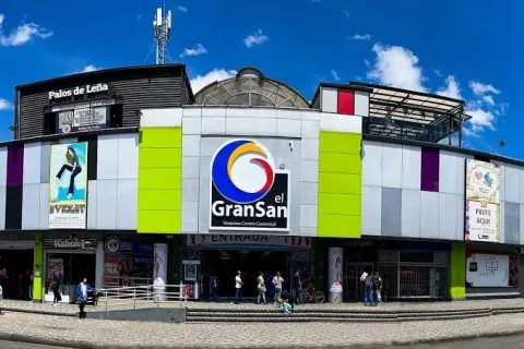 Fachada del Centro Comercial El GranSan, uno de los principales destinos de compras de San Victorino. Su moderna infraestructura y amplia oferta de moda, calzado y accesorios lo convierten en un referente comercial del centro de Bogotá.