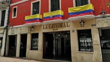 Fachada del Centro Comercial La Catedral, un tradicional espacio comercial de San Victorino, decorada con banderas de Colombia. Sus locales especializados y su ubicación estratégica lo convierten en un referente para las compras en el centro de Bogotá.