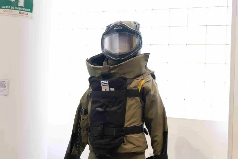 Traje especializado de protección para la manipulación y desactivación de explosivos, exhibido como pieza museográfica.
