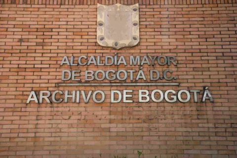 Detalle de la fachada de ladrillo del Archivo de Bogotá, con el escudo y el nombre de la Alcaldía Mayor de Bogotá D.C.