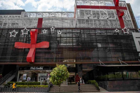Fachada principal del Centro Comercial Atlantis, destacada por su diseño contemporáneo, grandes elementos decorativos y su reconocida ubicación en la Zona T de Bogotá.