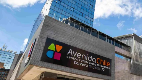 Vista exterior del Centro Comercial Avenida Chile, un moderno referente de compras, gastronomía y entretenimiento en el corazón financiero de Bogotá.