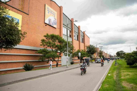  Una vía junto a Tintal Plaza muestra el movimiento cotidiano del sector, con peatones, motociclistas y zonas verdes que rodean este punto comercial del suroccidente de Bogotá.