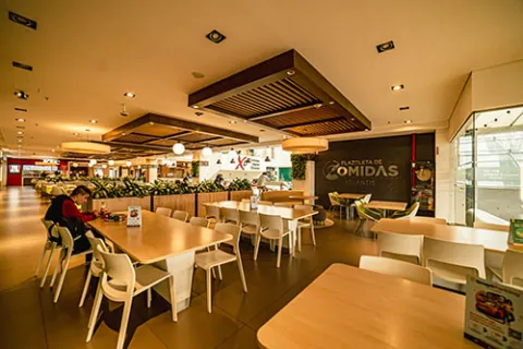 Zona de comidas del Centro Comercial Atlantis, un espacio moderno y acogedor para disfrutar de una variada oferta gastronómica en la Zona T de Bogotá.