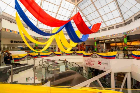 Una vista exterior del Centro Comercial Galerías refleja la dinámica urbana de este tradicional sector de Bogotá, entre comercio, peatones y el movimiento constante de sus calles.