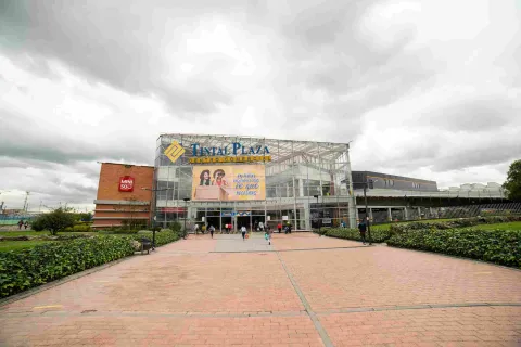 Vista frontal de Tintal Plaza, un moderno punto de encuentro comercial rodeado de amplias zonas peatonales y espacios verdes en el suroccidente de Bogotá.