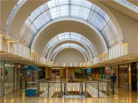  Los amplios pasillos y la imponente cubierta curva del Centro Comercial Metrópolis crean un ambiente moderno y luminoso, pensado para recorrer con comodidad sus diferentes espacios comerciales.