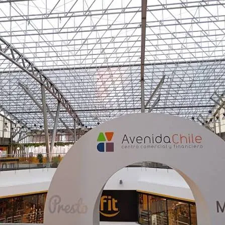 El interior del Centro Comercial Avenida Chile combina arquitectura moderna, amplios espacios y una variada oferta comercial en el corazón de Bogotá.