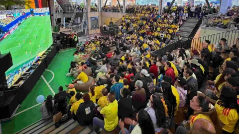 La pasión por el fútbol reúne a cientos de aficionados en Portal 80, donde una gran pantalla convierte cada partido en una experiencia colectiva. Un ambiente lleno de emoción, color y entusiasmo para vivir el deporte en comunidad.