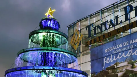 La fuente iluminada se convierte en uno de los atractivos nocturnos de Tintal Plaza, creando una escena llena de color junto a la fachada del centro comercial.