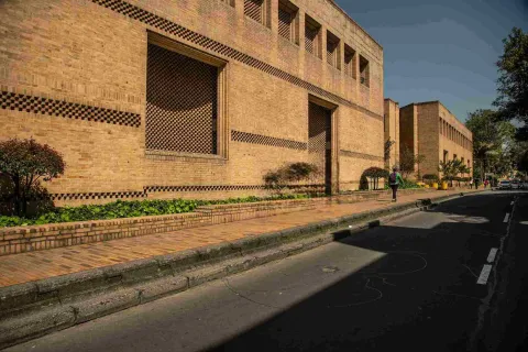  Fachada del Archivo General de la Nación, en ladrillo, junto a una calle del Centro Histórico de Bogotá.