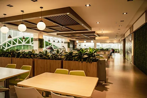 Amplia y moderna zona de comidas del Centro Comercial Atlantis, un espacio cómodo y luminoso para disfrutar de diferentes sabores y momentos de descanso.