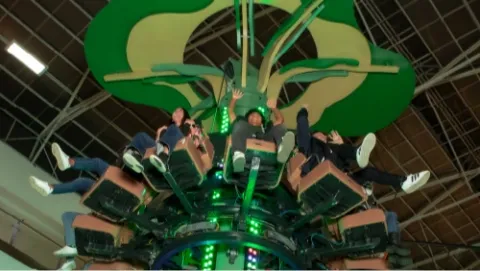 La diversión alcanza nuevas alturas en esta emocionante atracción de Santafé, donde los visitantes disfrutan de una experiencia llena de adrenalina, movimiento y entretenimiento.