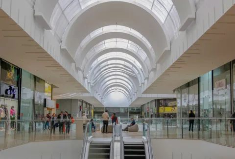 La amplitud, la luz natural y las formas curvas definen los modernos corredores del Centro Comercial Metrópolis, un espacio pensado para el encuentro y el recorrido entre tiendas y zonas de descanso.