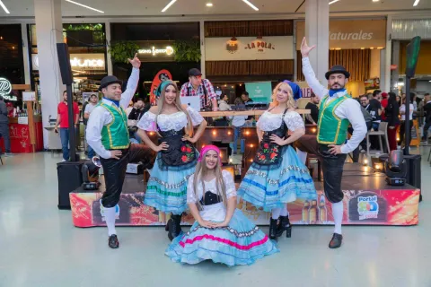 Un grupo de bailarines llena de alegría y color los espacios de Portal 80 durante una jornada especial de entretenimiento. La música, el baile y los trajes tradicionales convierten el centro comercial en un escenario de encuentro y diversión para sus visitantes.