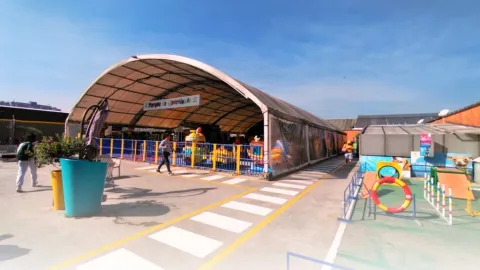 Una zona recreativa y de juegos infantiles ofrece a las familias un espacio para compartir y disfrutar durante su visita a Tintal Plaza.