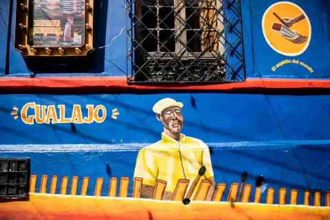Mural del Callejón del Embudo dedicado al personaje “Gualajo”, con una colorida representación que resalta la identidad y cultura popular de La Candelaria.
