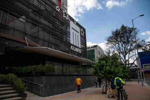 Vista lateral del Centro Comercial Atlantis, ubicado en la Zona T de Bogotá, con amplios espacios peatonales que invitan a recorrer este dinámico sector de la ciudad.