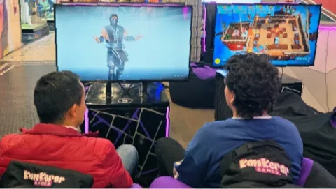La tecnología y los videojuegos se convierten en protagonistas de una divertida experiencia de entretenimiento, donde los visitantes comparten, compiten y disfrutan de nuevas formas de jugar.