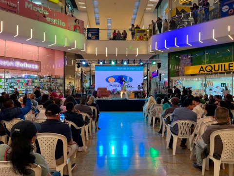 El Centro Comercial Metrópolis también se convierte en escenario de encuentros y actividades especiales, reuniendo a visitantes alrededor de espectáculos y eventos que llenan de vida sus espacios.