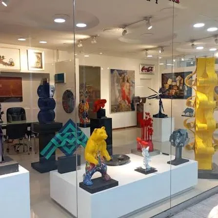 Una galería de arte en el Centro Comercial Avenida Chile exhibe coloridas esculturas y obras contemporáneas en un espacio lleno de creatividad.