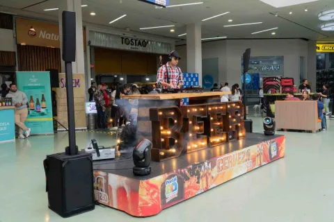  La música electrónica y el ambiente festivo toman protagonismo en Portal 80 durante una jornada especial. El DJ, acompañado de luces y un moderno montaje, transforma el centro comercial en un espacio de entretenimiento y encuentro para sus visitantes.