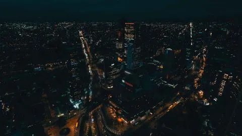 Bogotá de noche: cuando la ciudad cambia de luz y revela su magia