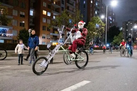‘Ciclovía Nocturna Noche Viva’: Bogotá pedalea la magia de diciembre