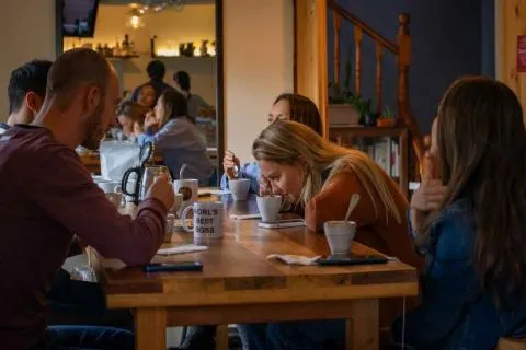 Lugares y experiencias del café en Bogotá: en esta Navidad y entre villancicos, disfruta de sus mejores tazas
