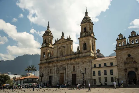 Plaza de Bolívar, con la Catedral Primada de Bogotá y las montañas de los cerros Orientales como telón de fondo.