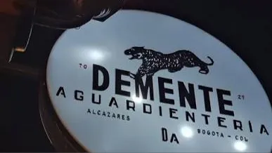  Letrero de Demente Aguardientería Alcázares, con su característico tigre como símbolo y una propuesta de sabor colombiano.