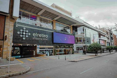 Vista exterior de El Retiro Shopping Center, un moderno destino de compras y estilo ubicado en el corazón de la Zona Rosa de Bogotá.