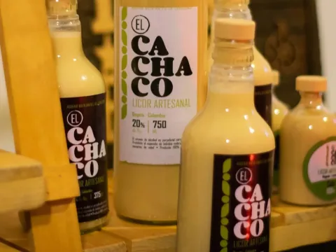 Botellas de El Cachaco, licor artesanal elaborado en Bogotá, presentadas en diferentes formatos y sabores.