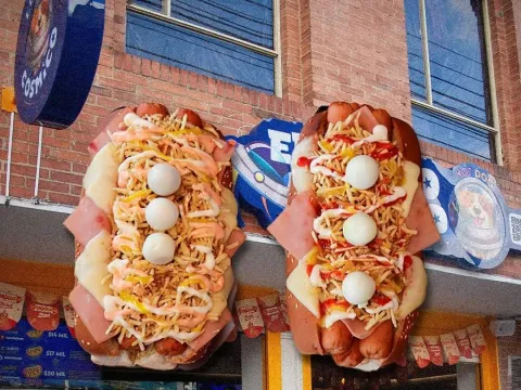 Dos perros calientes con diferentes combinaciones de ingredientes y toppings.