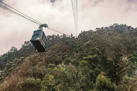 Teleférico de Monserrate sobrevolando el bosque de los cerros orientales de Bogotá.