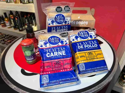 Productos mexicanos de La Mera Mera, como flautas de carne, pollo y queso, acompañadas de salsa verde.