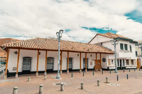 Una de las calles tradicionales de Usaquén, con sus antiguas casas de tejas de barro, fachadas blancas y arquitectura colonial que conserva la esencia histórica del barrio.
