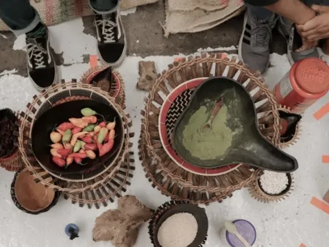 Variedad de productos y preparaciones de chocolate exhibidos en una mesa decorada con flores.