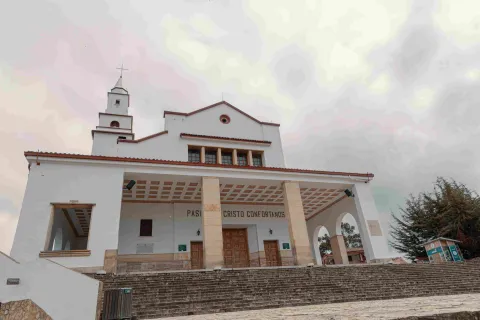Iglesia de Monserrate, con su tradicional arquitectura blanca y su escalinata de acceso en la cima de Bogotá.