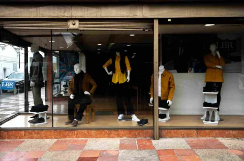 Escaparate de una tienda de moda en Floresta Outlet, donde varios maniquíes exhiben prendas casuales y de temporada en tonos cálidos. La vitrina ofrece una muestra de la propuesta de vestuario del establecimiento.