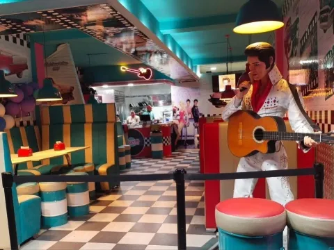  Restaurante ambientado en los años 50, con música en vivo, decoración retro y una figura de Elvis Presley como protagonista.