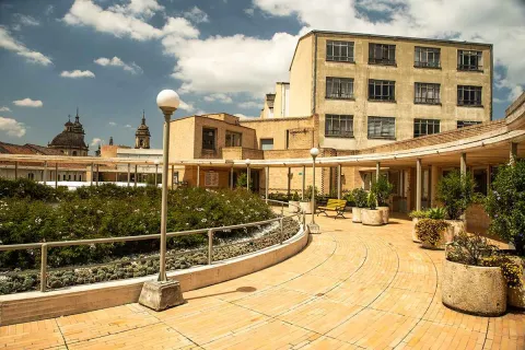 Terraza del Centro Cultural Gabriel García Márquez, con jardines, senderos y una vista de las cúpulas de La Candelaria.