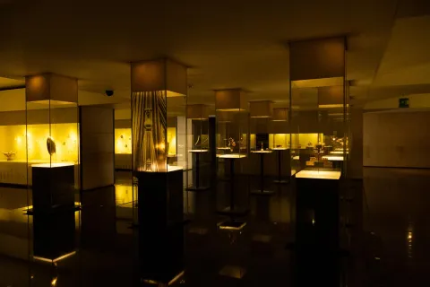 Sala del Museo del Oro con vitrinas iluminadas que destacan diversas piezas de orfebrería precolombina.